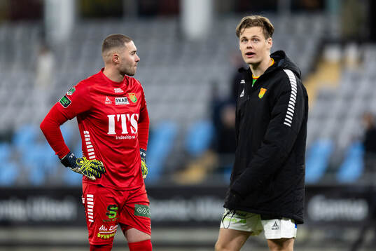 GAIS målvakt Mergim Krasniqi och Axel Henriksson deppar