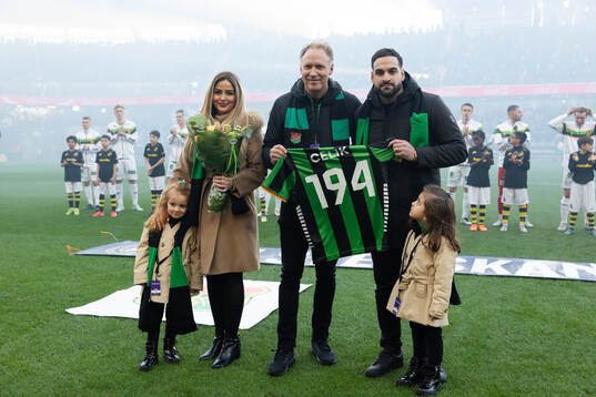 Tidigare GAIS spelaren Mervan Celik med familj avtackas