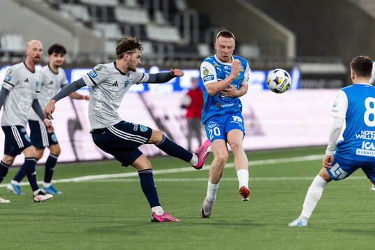 Umeå FCs Tim Olsson och Oddevolds Adam Engelbrektsson