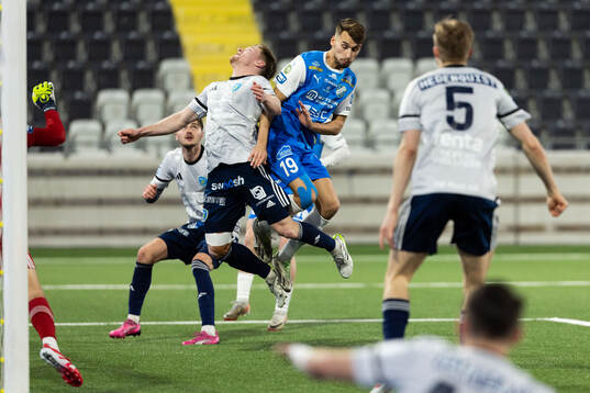 Umeå FCs Tobias Westin och Oddevolds Rasmus Wiedesheim-Paul