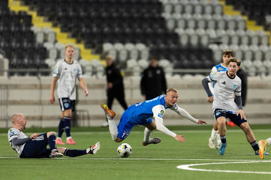 Umeå FCs Stefan Lindmark och Oddevolds Olle Kjellman Olblad