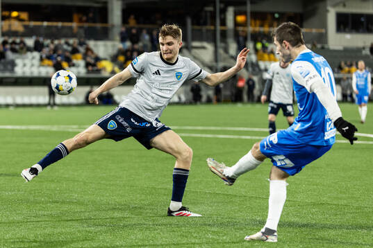 Umeå FCs Jakob Hedenquist och Oddevolds Liridon Kalludra