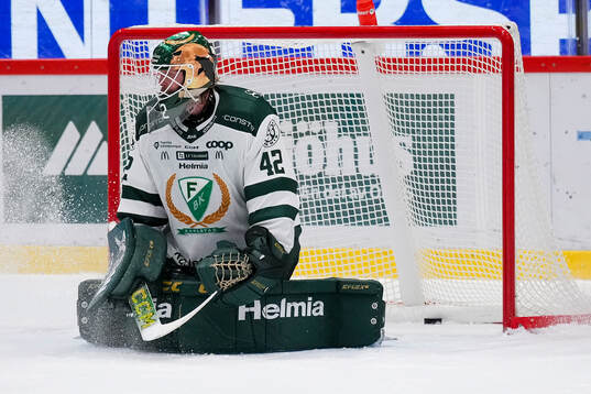 Färjestads målvakt Anders Lindbäck deppar