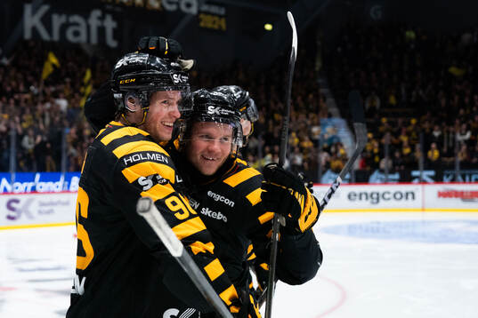 Skellefteås Rickard Hugg och Anton Heikkinen jublar