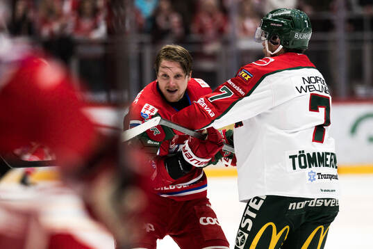 Timrås Sebastian Hartmann och Frölundas Henrik Tömmernes