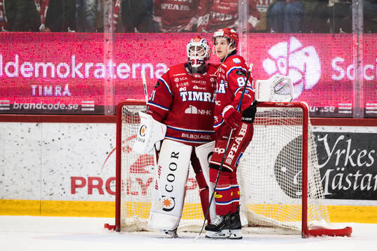 Timrås målvakt Tim Juel och Oliver Kapanen deppar