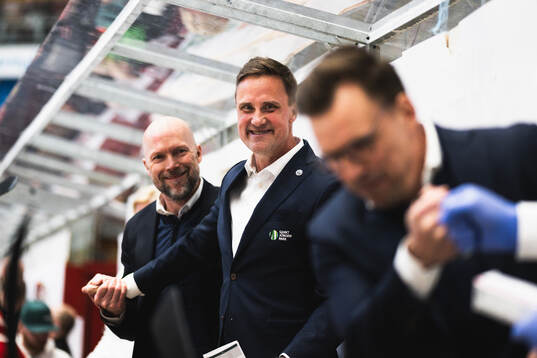 Frölundas tränare Roger Rönnberg jublar