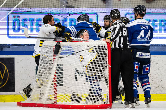 AIKs Macoy Erkamps och Karlskogas Eskild Bakke Olsen