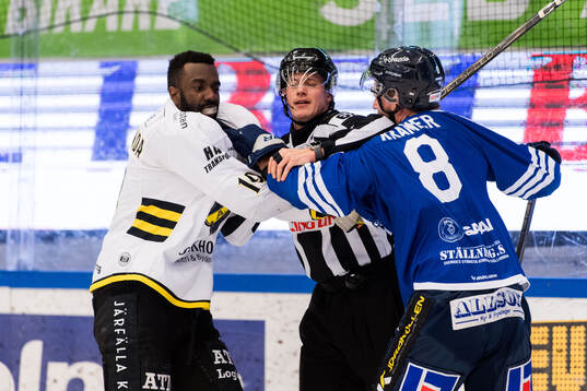 AIKs Daniel Muzito Bagenda och Karlskogas Måns Krämer