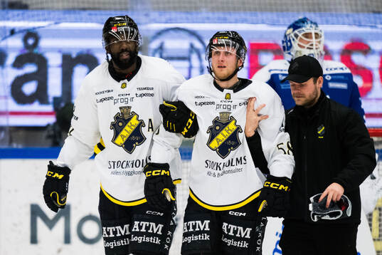 AIKs Oskar Magnusson får hjälp av isen av Daniel Muzito