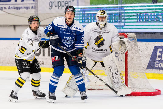 Karlskogas Jack Berglund mot AIKs Gerry Fitzgerald och