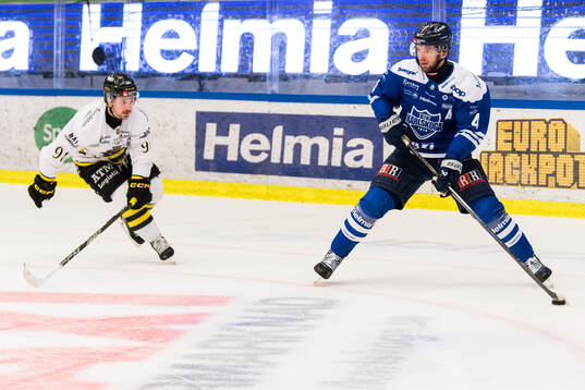AIKs Gerry Fitzgerald och Karlskogas Alexander Leandersson
