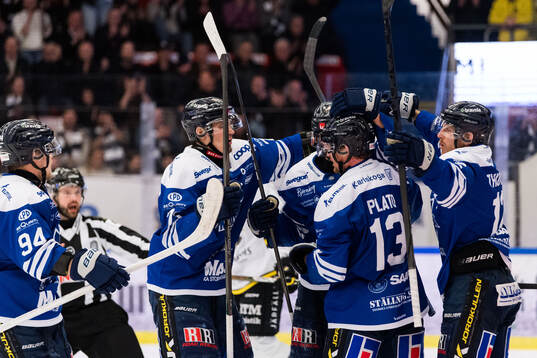 Karlskogas Kalle Jellvert jublar med lagkamrater