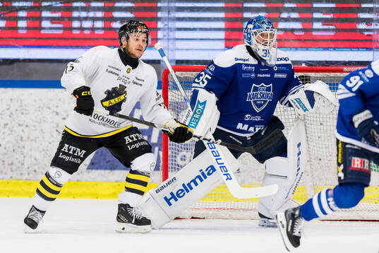 AIKs Jordan Bellerive och Karlskogas målvakt Lars Volden