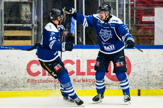 Karlskogas Eskild Bakke Olsen jublar med Jonatan Harju