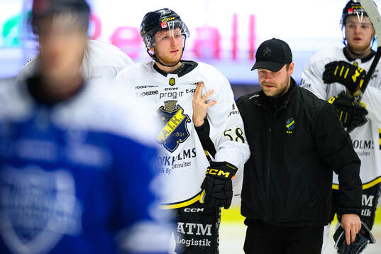 AIKs Oskar Magnusson får hjälp av isen