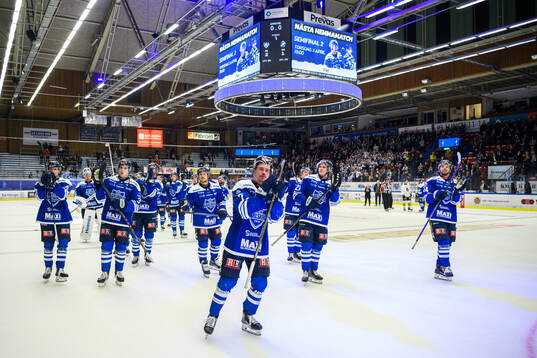 Karlskogas spelare jublar