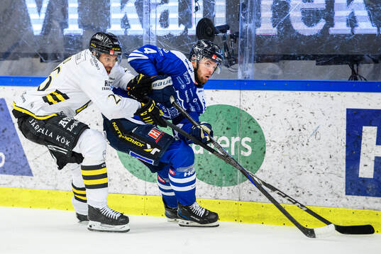 AIKs Oscar Nord och Karlskogas Alexander Leandersson