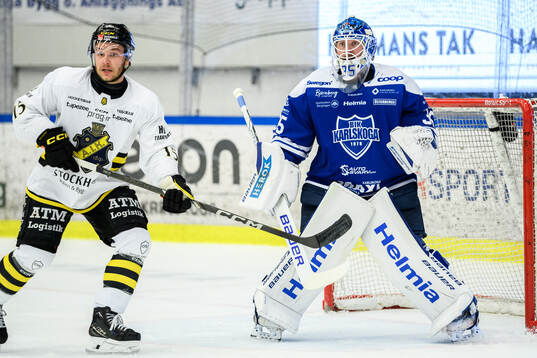 AIKs Jordan Bellerive och Karlskogas målvakt Lars Volden