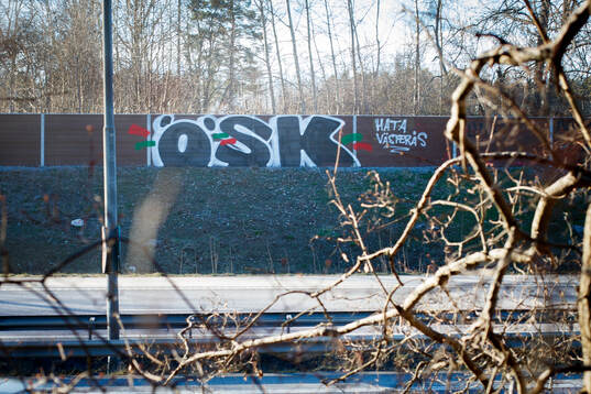 Grafitti vid motorvägen utanför Örebro