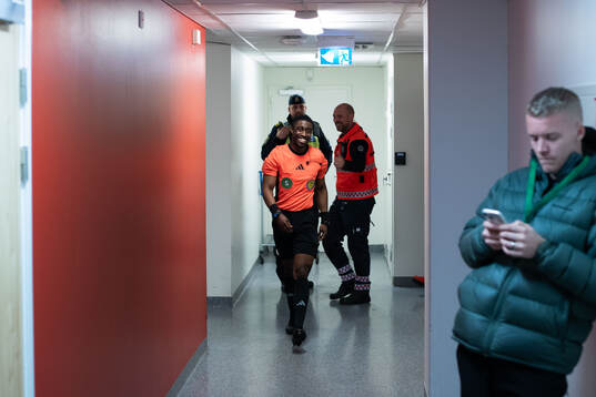 Domare Fredrik Oppong lämnar matchmötet