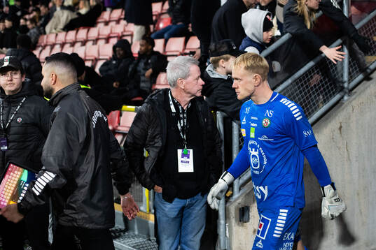 Örebros målvakt Malte Påhlsson kliver ut på planen