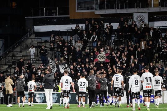 Örebros spelare deppar framför supportrarna