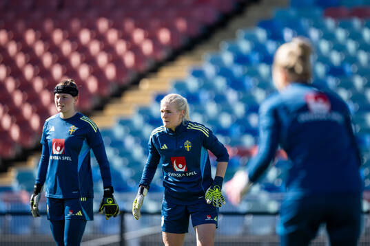 Goalkeeper Tove Enblom and goalkeeper Emma Holmgren