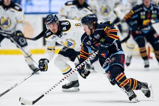 Södertäljes William Wiå och Djurgårdens Tyler Kelleher