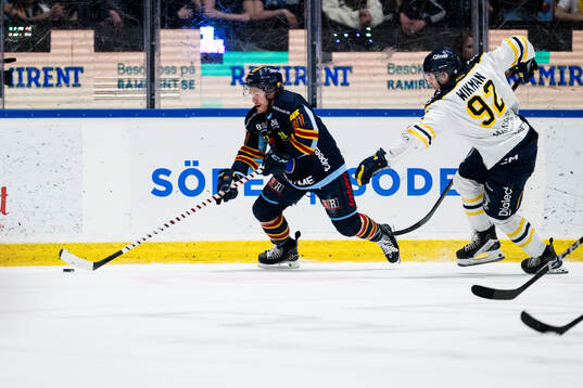 Djurgårdens Tyler Kelleher och Södertäljes Albert Wikman