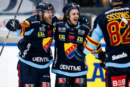 Djurgårdens Tyler Kelleher och Linus Klasen jublar