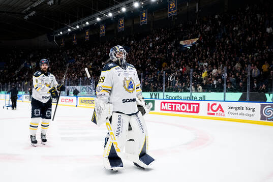 Södertäljes Olli Vainio och målvakt Oliver Håkansson