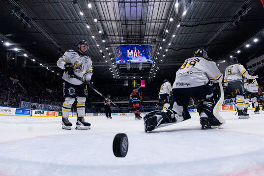Södertäljes Albert Wikman och målvakt Oliver Håkansson
