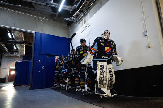 Djurgårdens Daniel Brodin och målvakt Hugo Hävelid
