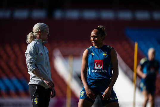 Assistant coach Victoria Sandell and Madelen Janogy