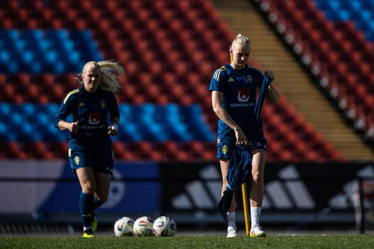 Goalkeeper Emma Holmgren and Stina Blackstenius