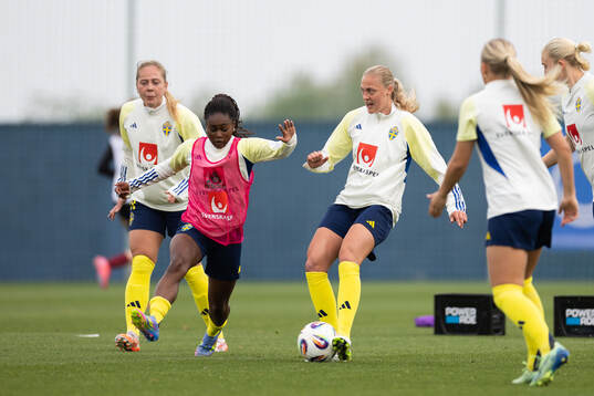 Monica Jusu Bah and Elma Junttila Nelhage of Sweden