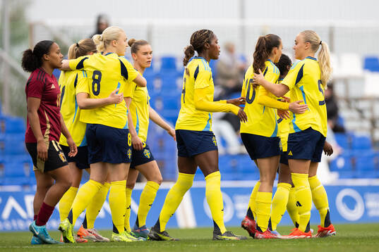Evelyn Ijeh of Sweden celebrates with team mates