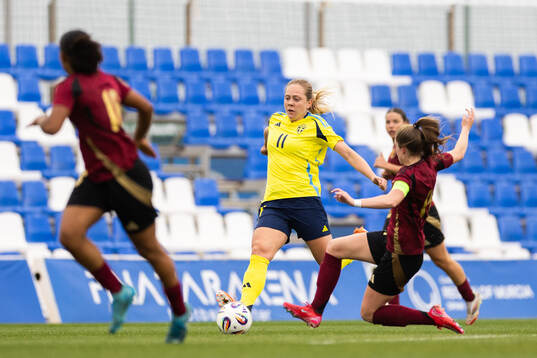 Alice Bergström of Sweden and Valesca Ampoorter of Belgium