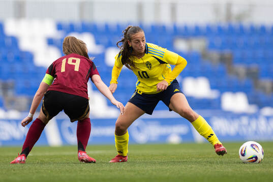 Valesca Ampoorter of Belgium and Rusul Rosa Kafaji of Sweden