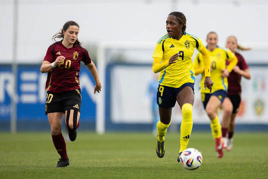 Constance Brackman of Belgium and Evelyn Ijeh of Sweden