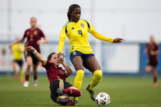 Constance Brackman of Belgium and Evelyn Ijeh of Sweden