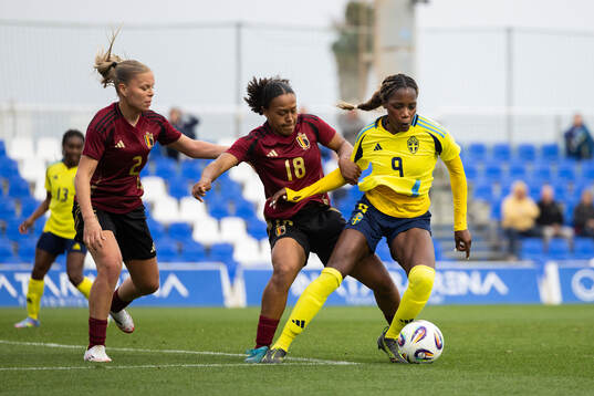 Evelyn Ijeh of Sweden against Amy Littel and Lina Meeuwis