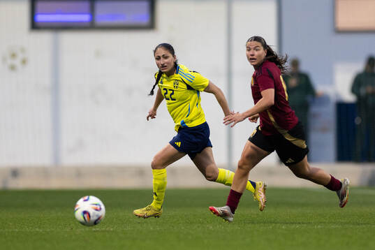 Nesrin Akgun of Sweden and Luna Vanzeir of Belgium