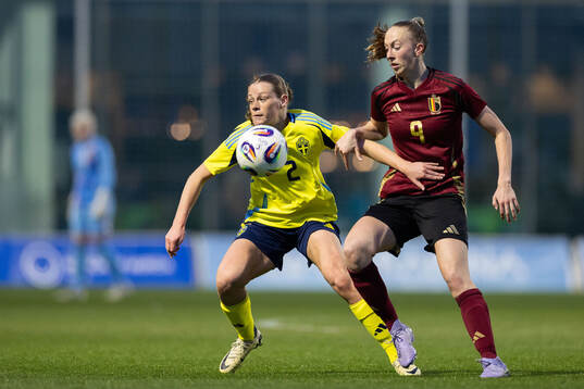 Sofia Reidy of Sweden and Lisa Petry of Belgium
