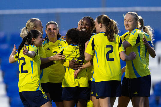 Evelyn Ijeh of Sweden celebrates with team mates