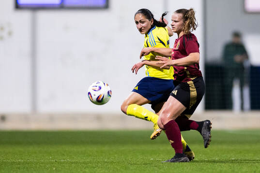 Nesrin Akgun of Sweden and Luna Vanzeir of Belgium