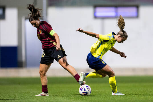 Luna Vanzeir of Belgium and Johanna Renmark of Sweden