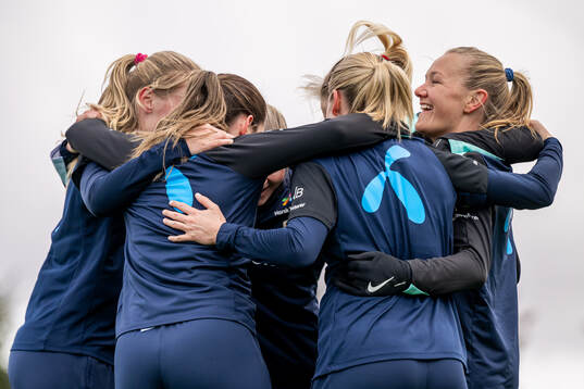 Frida Maanum and players of the Norwegian women's national
