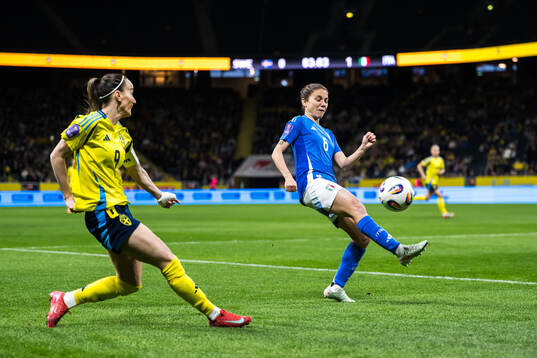 Kosovare Asllani of Sweden and Manuela Giugliano of Italy